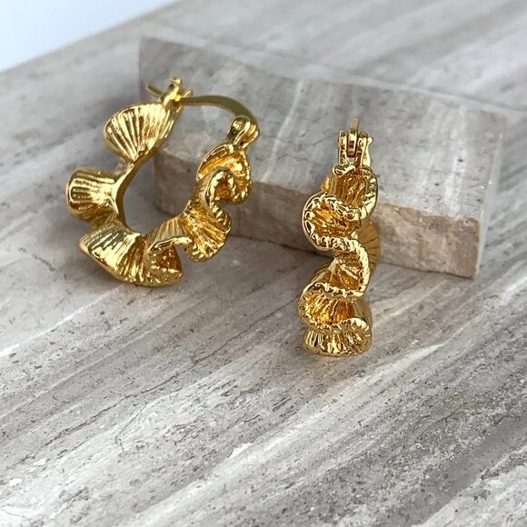 NEW~ Anthropologie Amber Sceats Gold Wave Hoop Earrings - Picture 8 of 11